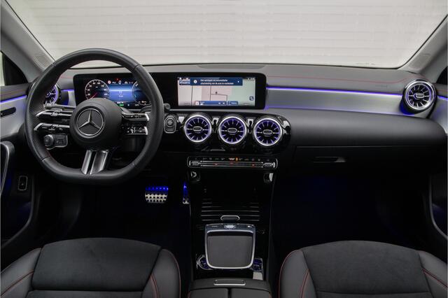 Mercedes-Benz CLA-KLASSE 250 e AMG Facelift, Distronic, Trekhaak, Widescreen, Sfeerverlichting, Hybrid 2024