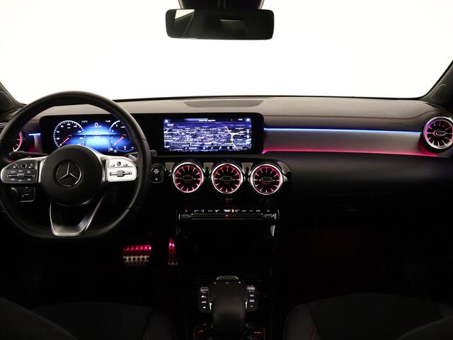 Mercedes-Benz CLA-KLASSE 200 AMG Sportpakket | Keyless Go | Sfeerverlichting | Stoelverwarming | Parkeerpakket met Camera | LED | DAB | Inclusief 24 maanden MB Certified garantie voor Europa.