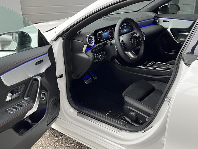 Mercedes-Benz CLA-KLASSE 180 Star Edition AMG Line | Night Pakket | 19 inch Multispaaks AMG Velgen | Panoramadak | MULTIBEAM LED Koplampen | Dodehoekassistent | Apple CarPlay | Android Auto | Sfeerverlichting | Stoelverwarming | Achteruitrijcamera