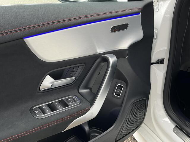 Mercedes-Benz CLA-KLASSE 180 Star Edition AMG Line | Night Pakket | 19 inch Multispaaks AMG Velgen | Panoramadak | MULTIBEAM LED Koplampen | Dodehoekassistent | Apple CarPlay | Android Auto | Sfeerverlichting | Stoelverwarming | Achteruitrijcamera