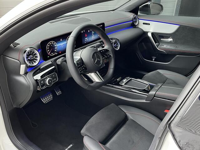 Mercedes-Benz CLA-KLASSE 180 Star Edition AMG Line | Night Pakket | 19 inch Multispaaks AMG Velgen | Panoramadak | MULTIBEAM LED Koplampen | Dodehoekassistent | Apple CarPlay | Android Auto | Sfeerverlichting | Stoelverwarming | Achteruitrijcamera