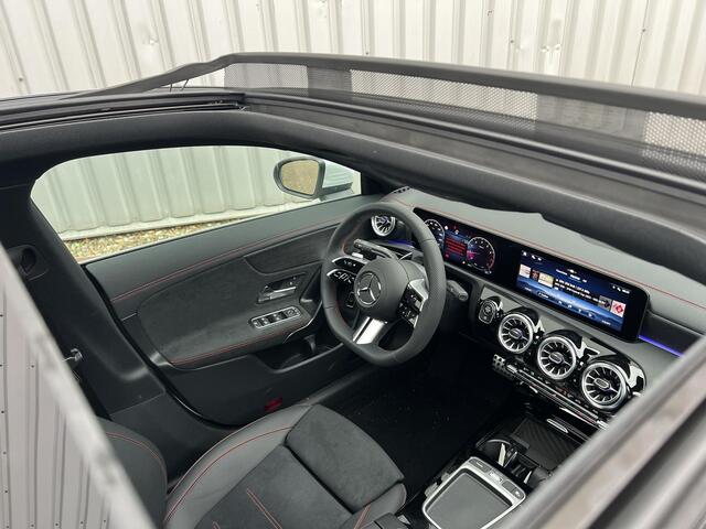 Mercedes-Benz CLA-KLASSE 180 AMG Line | Premium Pakket | Panoramadak | MULTIBEAM LED Koplampen | Dodehoekassistent | Advanced Sound System | Apple CarPlay | Android Auto | Sfeerverlichting | Stoelverwarming | Achteruitrijcamera | Showmodel