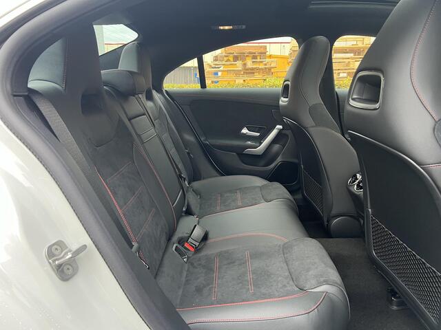 Mercedes-Benz CLA-KLASSE 180 AMG Line | Premium Pakket | Panoramadak | MULTIBEAM LED Koplampen | Dodehoekassistent | Advanced Sound System | Apple CarPlay | Android Auto | Sfeerverlichting | Stoelverwarming | Achteruitrijcamera | Showmodel