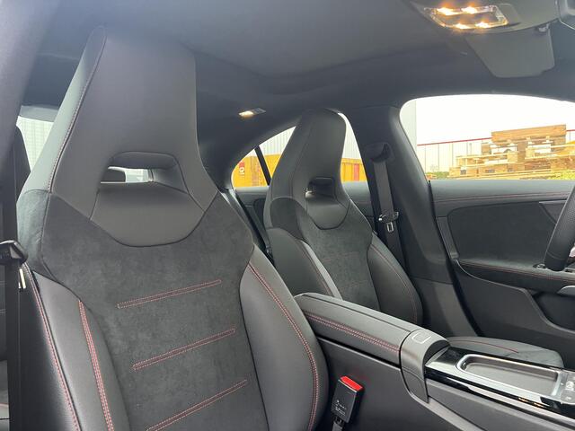 Mercedes-Benz CLA-KLASSE 180 AMG Line | Premium Pakket | Panoramadak | MULTIBEAM LED Koplampen | Dodehoekassistent | Advanced Sound System | Apple CarPlay | Android Auto | Sfeerverlichting | Stoelverwarming | Achteruitrijcamera | Showmodel