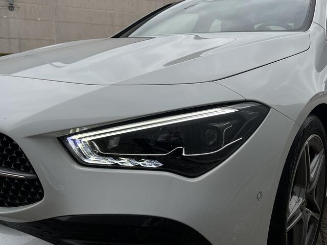 Mercedes-Benz CLA-KLASSE 180 AMG Line | Premium Pakket | Panoramadak | MULTIBEAM LED Koplampen | Dodehoekassistent | Advanced Sound System | Apple CarPlay | Android Auto | Sfeerverlichting | Stoelverwarming | Achteruitrijcamera | Showmodel