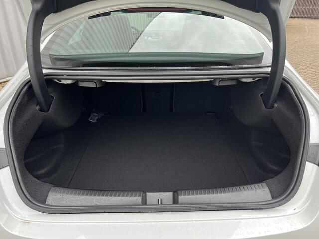 Mercedes-Benz CLA-KLASSE 180 AMG Line | Premium Pakket | Panoramadak | MULTIBEAM LED Koplampen | Dodehoekassistent | Advanced Sound System | Apple CarPlay | Android Auto | Sfeerverlichting | Stoelverwarming | Achteruitrijcamera | Showmodel