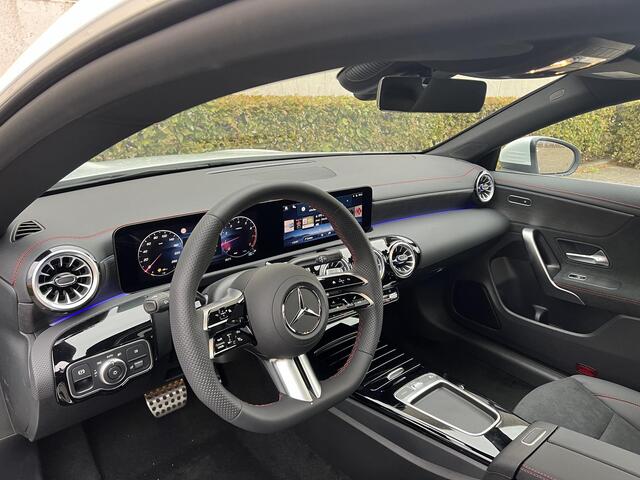 Mercedes-Benz CLA-KLASSE 180 AMG Line | Premium Pakket | Panoramadak | MULTIBEAM LED Koplampen | Dodehoekassistent | Advanced Sound System | Apple CarPlay | Android Auto | Sfeerverlichting | Stoelverwarming | Achteruitrijcamera | Showmodel