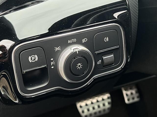 Mercedes-Benz CLA-KLASSE 180 AMG Line | Premium Pakket | Panoramadak | MULTIBEAM LED Koplampen | Dodehoekassistent | Advanced Sound System | Apple CarPlay | Android Auto | Sfeerverlichting | Stoelverwarming | Achteruitrijcamera | Showmodel