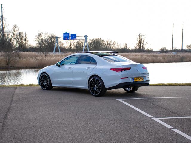 Mercedes-Benz CLA-KLASSE 180 AMG Line | Pano | Adaptieve Cruise | Camera