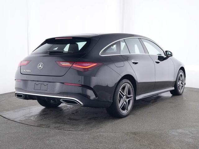 Mercedes-Benz CLA-KLASSE Shooting Brake 250 e AMG Face Lift Plug-In Hybride | Trekhaak | Dodehoek Assist | AC Laden tot 11 kW | KEYLESS-GO Komfort-Paket | Achteruitrijcamera | LED koplampen | Inclusief 24 maanden MB Certified garantie voor Europa.