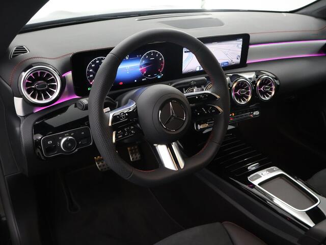 Mercedes-Benz CLA-KLASSE Shooting Brake 180 AMG Line | Night Pakket | 19 inch | Panoramadak | Keyless | Sfeerverlichting |