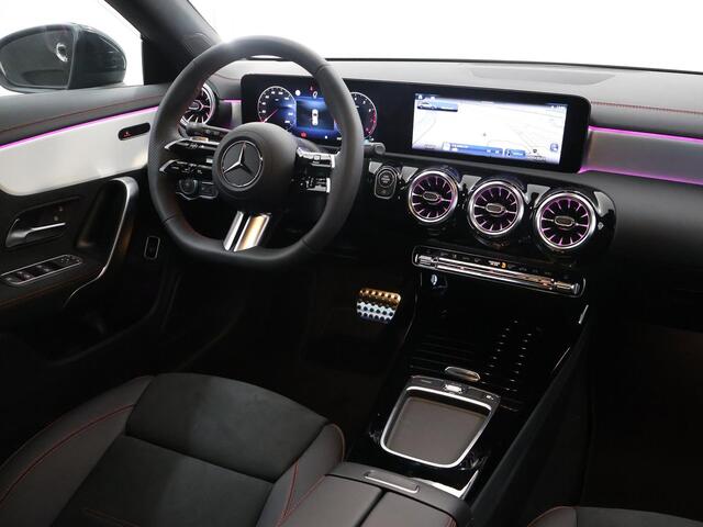 Mercedes-Benz CLA-KLASSE Shooting Brake 180 AMG Line | Night Pakket | 19 inch | Panoramadak | Keyless | Sfeerverlichting |