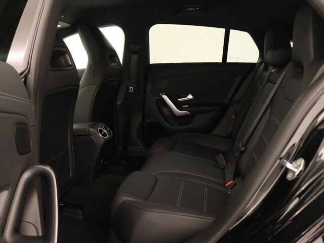 Mercedes-Benz CLA-KLASSE Shooting Brake AMG 35 4MATIC Premium | 306 pk | Nightpakket | 19 inch Black Multispaaks Velgen | Adaptive Cruise control | Leder | MultiBeam Led | Memory Seats | Premium-Pack | Augmented Reality MBUX | Alarm Urban Guard SCM3 |