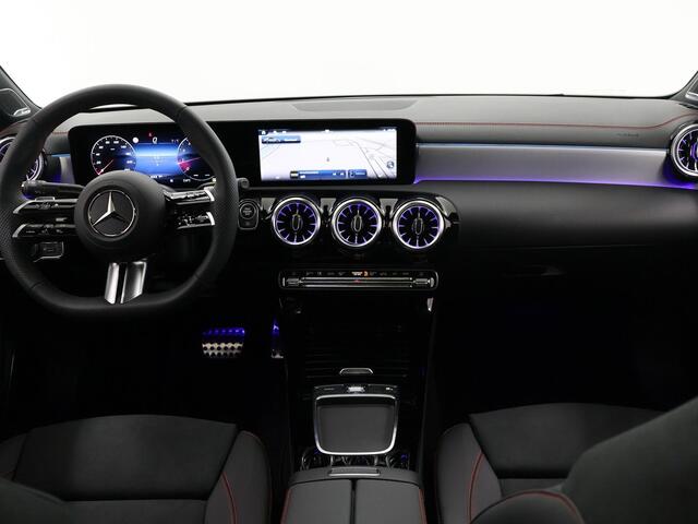 Mercedes-Benz CLA-KLASSE 180 Coupé Star Edition AMG Line | Panoramadak | Nightpakket | Multibeam Koplampen | Keyless Go | 19 Inch Multispaaks | Sfeerverlichting