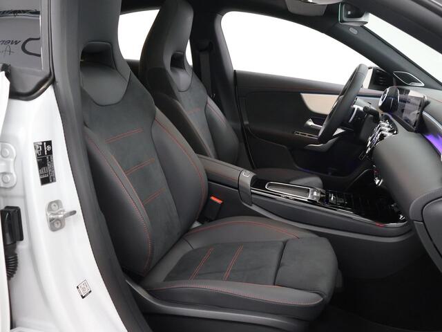 Mercedes-Benz CLA-KLASSE 180 Coupé Star Edition AMG Line | Panoramadak | Nightpakket | Multibeam Koplampen | Keyless Go | 19 Inch Multispaaks | Sfeerverlichting