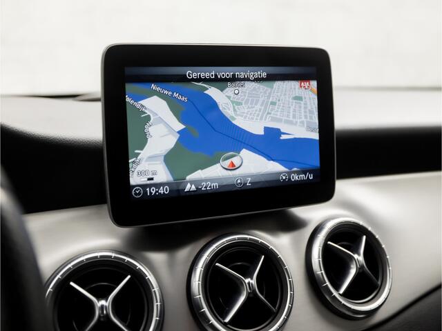Mercedes-Benz CLA-KLASSE 180 AMG Sport Automaat (GROOT NAVI, LEDER/ALCANTARA, STOELVERWARMING, SPORTSTOELEN, DIAMOND GRILL, PARKEERSENSOREN, CRUISE, LED KOPLAMPEN, NIEUWSTAAT)