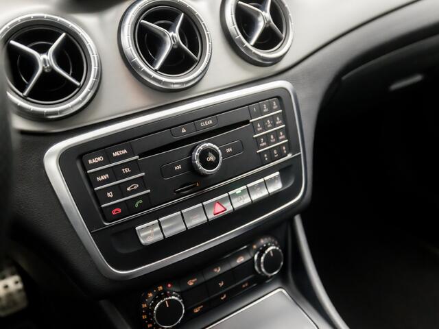 Mercedes-Benz CLA-KLASSE 180 AMG Sport Automaat (GROOT NAVI, LEDER/ALCANTARA, STOELVERWARMING, SPORTSTOELEN, DIAMOND GRILL, PARKEERSENSOREN, CRUISE, LED KOPLAMPEN, NIEUWSTAAT)