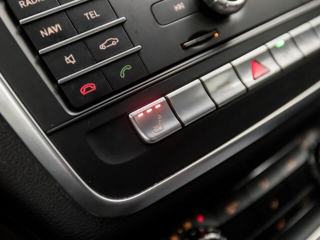 Mercedes-Benz CLA-KLASSE 180 AMG Sport Automaat (GROOT NAVI, LEDER/ALCANTARA, STOELVERWARMING, SPORTSTOELEN, DIAMOND GRILL, PARKEERSENSOREN, CRUISE, LED KOPLAMPEN, NIEUWSTAAT)