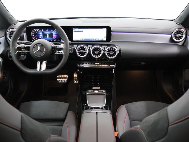 Mercedes-Benz CLA-KLASSE Shooting Brake 180 AMG Line | Night Pakket | Panoramadak | Sfeerverlichting | 19" multispaaks velgen | Trekhaak