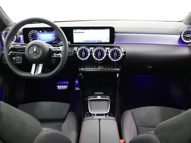 Mercedes-Benz CLA-KLASSE Shooting Brake 180 Star Edition AMG NIGHT | Panoramadak | Sfeerverlichting | Dodehoek assistent | Achteruitrijcamera | Keyless Entry | Apple Carplay | MultiBeam LED |