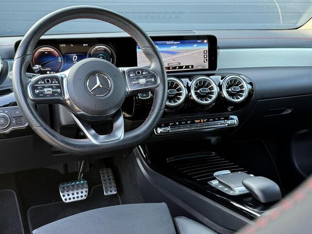 Mercedes-Benz CLA-KLASSE 200 AMG Line 2e Eigenaar,Navi,Camera,Stoelverwarming,Ambient Lighting,Sportstoelen,Weinig KM,N.A.P,APK tot 07-2026