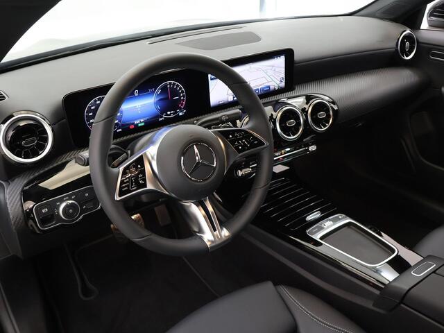 Mercedes-Benz CLA-KLASSE Shooting Brake 250e Star Edition | Trekhaak | Stoelverwarming | Achteruitrijcamera | Elektrische Kofferbak | Parktronic | DAB+ Radio | Easypack Achterklep |