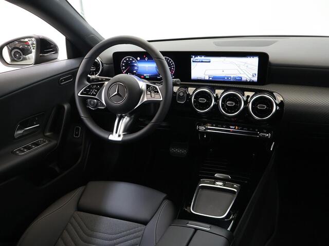 Mercedes-Benz CLA-KLASSE Shooting Brake 250e Star Edition | Trekhaak | Stoelverwarming | Achteruitrijcamera | Elektrische Kofferbak | Parktronic | DAB+ Radio | Easypack Achterklep |