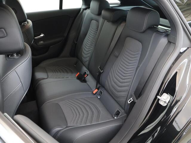 Mercedes-Benz CLA-KLASSE Shooting Brake 250e Star Edition | Trekhaak | Stoelverwarming | Achteruitrijcamera | Elektrische Kofferbak | Parktronic | DAB+ Radio | Easypack Achterklep |