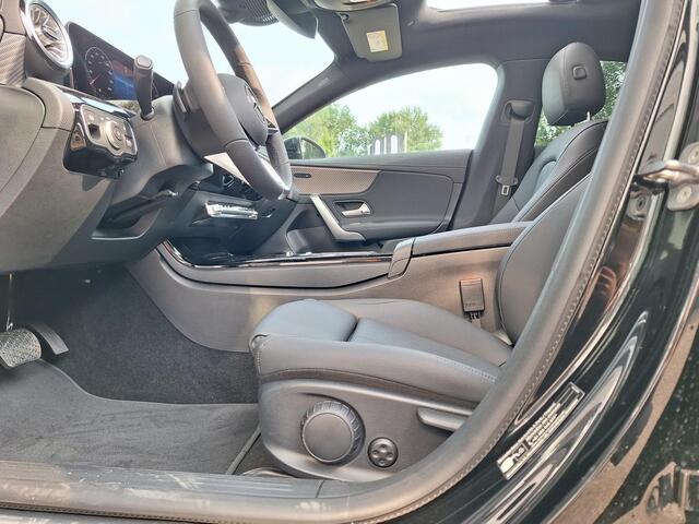 Mercedes-Benz CLA-KLASSE Shooting Brake 180 Star Edition Luxury Line | Night Pakket | Panoramadak | MULTIBEAM LED Koplampen | Dodehoekassistent | Sfeerverlichting | Stoelverwarming | Achteruitrijcamera | Parkeersensoren | Showmodel