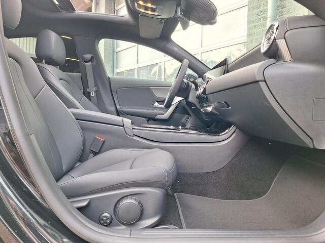 Mercedes-Benz CLA-KLASSE Shooting Brake 180 Star Edition Luxury Line | Night Pakket | Panoramadak | MULTIBEAM LED Koplampen | Dodehoekassistent | Sfeerverlichting | Stoelverwarming | Achteruitrijcamera | Parkeersensoren | Showmodel