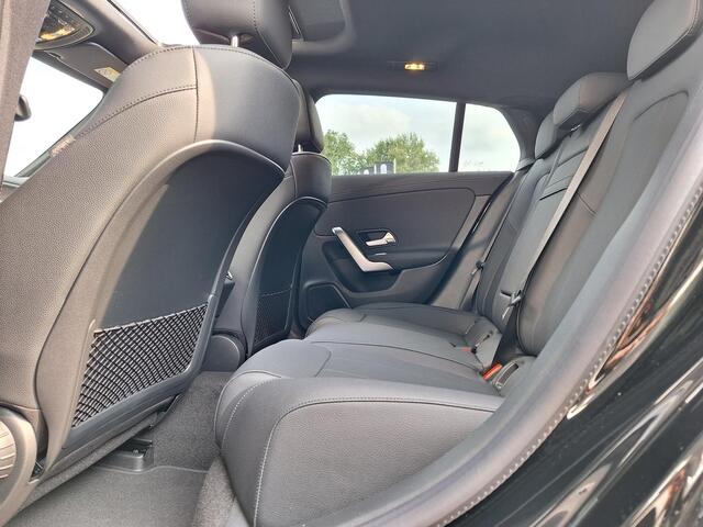 Mercedes-Benz CLA-KLASSE Shooting Brake 180 Star Edition Luxury Line | Night Pakket | Panoramadak | MULTIBEAM LED Koplampen | Dodehoekassistent | Sfeerverlichting | Stoelverwarming | Achteruitrijcamera | Parkeersensoren | Showmodel