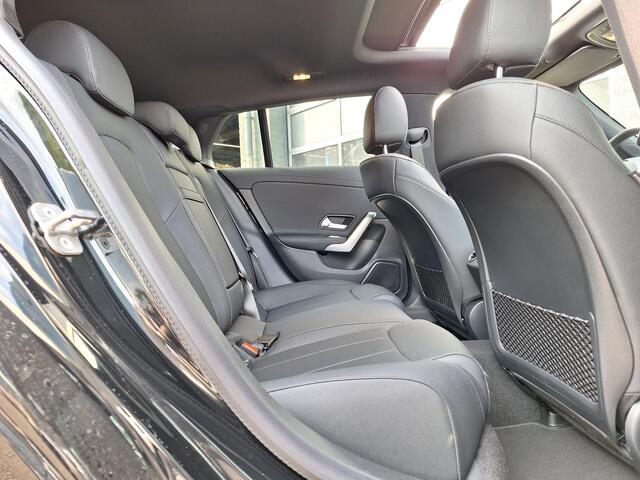 Mercedes-Benz CLA-KLASSE Shooting Brake 180 Star Edition Luxury Line | Night Pakket | Panoramadak | MULTIBEAM LED Koplampen | Dodehoekassistent | Sfeerverlichting | Stoelverwarming | Achteruitrijcamera | Parkeersensoren | Showmodel