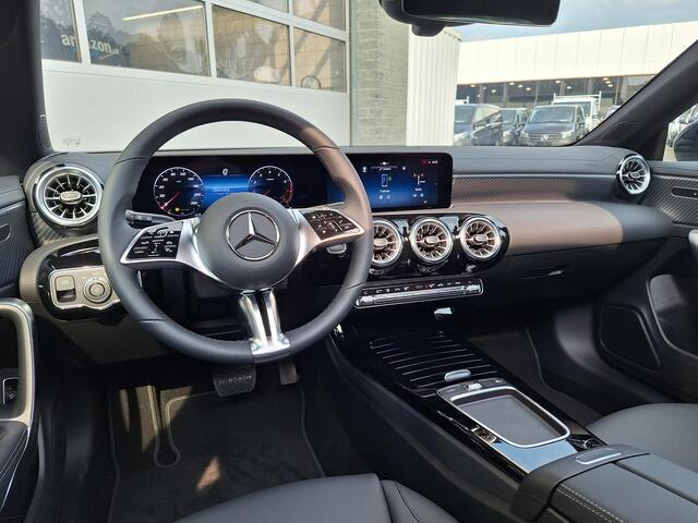 Mercedes-Benz CLA-KLASSE Shooting Brake 180 Star Edition Luxury Line | Night Pakket | Panoramadak | MULTIBEAM LED Koplampen | Dodehoekassistent | Sfeerverlichting | Stoelverwarming | Achteruitrijcamera | Parkeersensoren | Showmodel