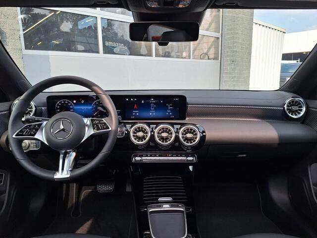 Mercedes-Benz CLA-KLASSE Shooting Brake 180 Star Edition Luxury Line | Night Pakket | Panoramadak | MULTIBEAM LED Koplampen | Dodehoekassistent | Sfeerverlichting | Stoelverwarming | Achteruitrijcamera | Parkeersensoren | Showmodel