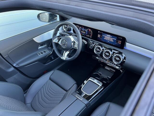 Mercedes-Benz CLA-KLASSE Shooting Brake 250 e Star Edition Luxury Line | Panoramadak | MULTIBEAM LED Koplampen | Dodehoekassistent | Sfeerverlichting | Stoelverwarming | Parkeersensoren | Achteruitrijcamera | Elektrisch Inklapbare Buitenspiegels | Showmodel