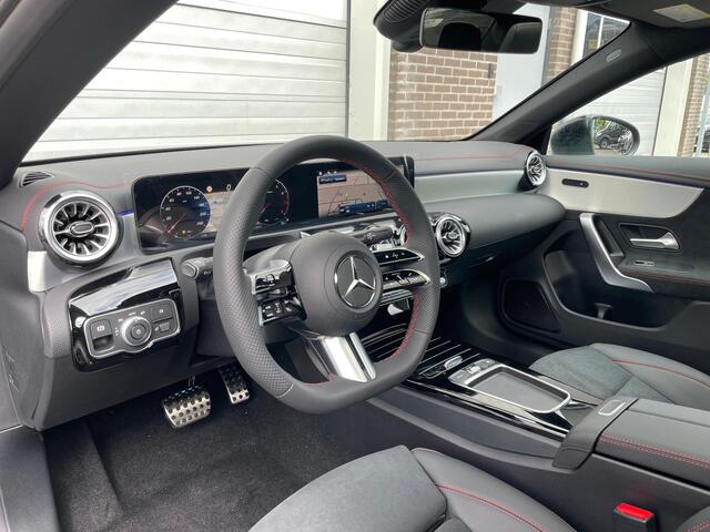 Mercedes-Benz CLA-KLASSE 180 AMG Line | Premium Pakket | Night Pakket | Panoramadak | MULTIBEAM LED koplampen | Dodehoekassistent | Advanced Sound System | Sfeerverlichting | Stoelverwarming | Achteruitrijcamera | Elektrisch Inklapbare Buitenspiegels | Showmodel