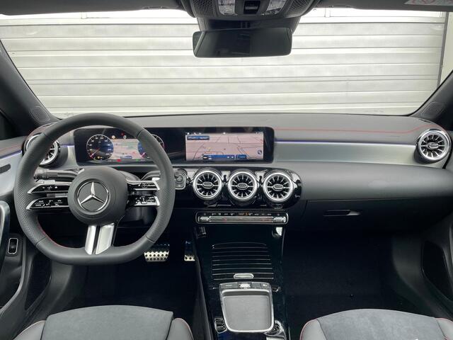 Mercedes-Benz CLA-KLASSE 180 AMG Line | Premium Pakket | Night Pakket | Panoramadak | MULTIBEAM LED koplampen | Dodehoekassistent | Advanced Sound System | Sfeerverlichting | Stoelverwarming | Achteruitrijcamera | Elektrisch Inklapbare Buitenspiegels | Showmodel
