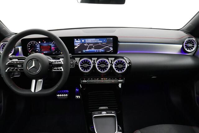 Mercedes-Benz CLA-KLASSE 180 AMG Line | Premium Pakket | Night Pakket | Panoramadak | MULTIBEAM LED Koplampen | Dodehoekassistent | Advanced Sound System | Sfeerverlichting | Stoelverwarming | Achteruitrijcamera | Elektrisch Inklapbare Buitenspiegels | Showmodel