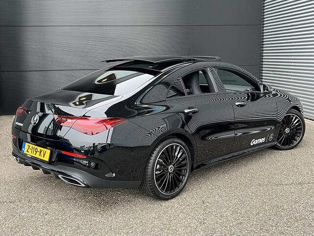 Mercedes-Benz CLA-KLASSE 180 AMG Line | Premium Pakket | Night Pakket | Panoramadak | Trekhaak | MULTIBEAM LED Koplampen | Dodehoekassistent | Apple CarPlay | Android Auto | Sfeerverlichting | Stoelverwarming | Achteruitrijcamera | Showmodel