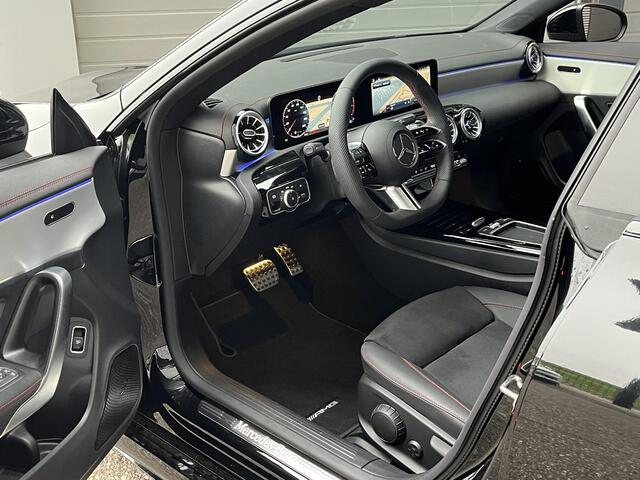 Mercedes-Benz CLA-KLASSE 180 AMG Line | Premium Pakket | Night Pakket | Panoramadak | Trekhaak | MULTIBEAM LED Koplampen | Dodehoekassistent | Apple CarPlay | Android Auto | Sfeerverlichting | Stoelverwarming | Achteruitrijcamera | Showmodel
