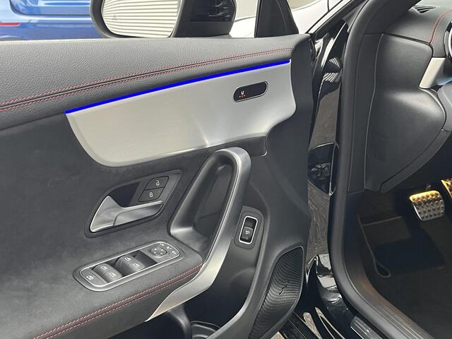 Mercedes-Benz CLA-KLASSE 180 AMG Line | Premium Pakket | Night Pakket | Panoramadak | Trekhaak | MULTIBEAM LED Koplampen | Dodehoekassistent | Apple CarPlay | Android Auto | Sfeerverlichting | Stoelverwarming | Achteruitrijcamera | Showmodel