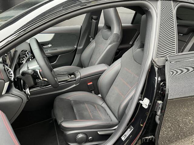 Mercedes-Benz CLA-KLASSE 180 AMG Line | Premium Pakket | Night Pakket | Panoramadak | Trekhaak | MULTIBEAM LED Koplampen | Dodehoekassistent | Apple CarPlay | Android Auto | Sfeerverlichting | Stoelverwarming | Achteruitrijcamera | Showmodel