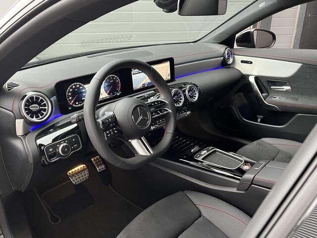 Mercedes-Benz CLA-KLASSE 180 AMG Line | Premium Pakket | Night Pakket | Panoramadak | Trekhaak | MULTIBEAM LED Koplampen | Dodehoekassistent | Apple CarPlay | Android Auto | Sfeerverlichting | Stoelverwarming | Achteruitrijcamera | Showmodel