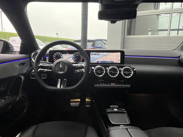 Mercedes-Benz CLA-KLASSE 180 AMG Line | Premium Pakket | Night Pakket | Panoramadak | Trekhaak | MULTIBEAM LED Koplampen | Dodehoekassistent | Apple CarPlay | Android Auto | Sfeerverlichting | Stoelverwarming | Achteruitrijcamera | Showmodel