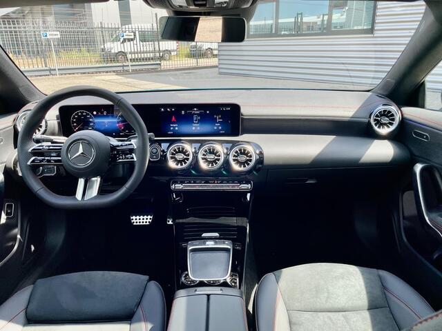 Mercedes-Benz CLA-KLASSE 180 Star Edition AMG Line | Night Pakket | Winter Pakket | 19 inch Multispaaks AMG Velgen | Panoramadak | MULTIBEAM LED Koplampen | Dodehoekassistent | Apple CarPlay | Android Auto | Stoelverwarming | Sfeerverlichting | Showmodel