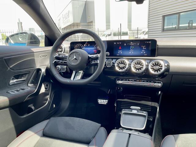 Mercedes-Benz CLA-KLASSE 180 Star Edition AMG Line | Night Pakket | Winter Pakket | 19 inch Multispaaks AMG Velgen | Panoramadak | MULTIBEAM LED Koplampen | Dodehoekassistent | Apple CarPlay | Android Auto | Stoelverwarming | Sfeerverlichting | Showmodel