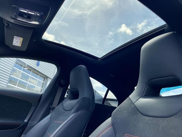 Mercedes-Benz CLA-KLASSE 180 Star Edition AMG Line | Night Pakket | Winter Pakket | 19 inch Multispaaks AMG Velgen | Panoramadak | MULTIBEAM LED Koplampen | Dodehoekassistent | Apple CarPlay | Android Auto | Stoelverwarming | Sfeerverlichting | Showmodel