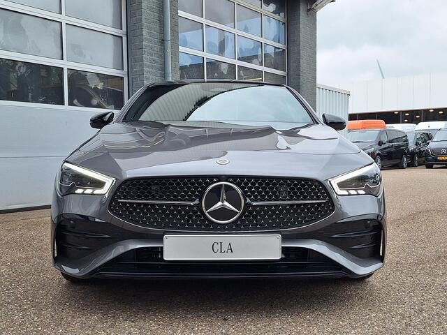 Mercedes-Benz CLA-KLASSE 200 AMG Line | Premium Pakket | Night Pakket | Winter Pakket | Panoramadak | Trekhaak | Burmester Surround Sound | MULTIBEAM LED Koplampen | Dodehoekassistent | Apple CarPlay | Android Auto | Sfeerverlichting | Stoelverwarming | Showmodel