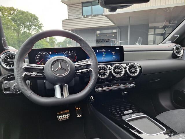 Mercedes-Benz CLA-KLASSE 200 AMG Line | Premium Pakket | Night Pakket | Winter Pakket | Panoramadak | Trekhaak | Burmester Surround Sound | MULTIBEAM LED Koplampen | Dodehoekassistent | Apple CarPlay | Android Auto | Sfeerverlichting | Stoelverwarming | Showmodel