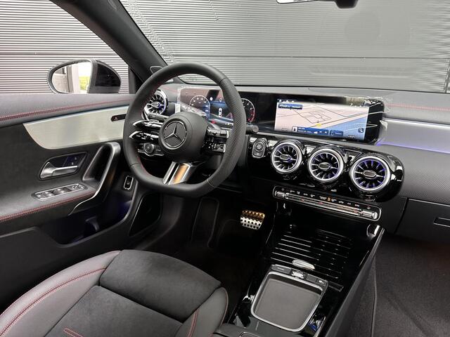 Mercedes-Benz CLA-KLASSE 180 AMG Line | Premium | Nightpakket | Achteruitrijcamera | Stoelverwarming | Burmester | Sfeerverlichting